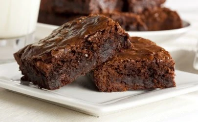 Čokoládové brownies 2x – s mandlemi a karamelem