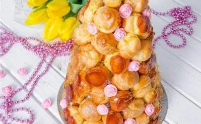 Croquembouche – co o netradičním skládaném dezertu nevíte